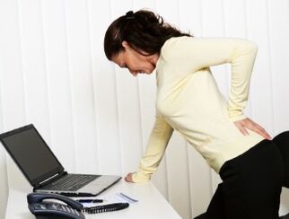 A dor nas costas é un problema común con moitas causas. 