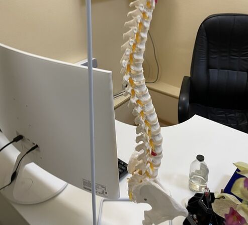 A hernia intervertebral na columna lumbar é un motivo para someterse a unha cirurxía