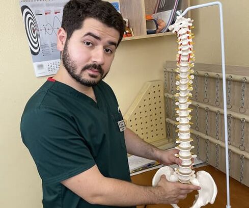 Se tes dor lumbar, debes consultar a un médico xeral ou neurólogo. 