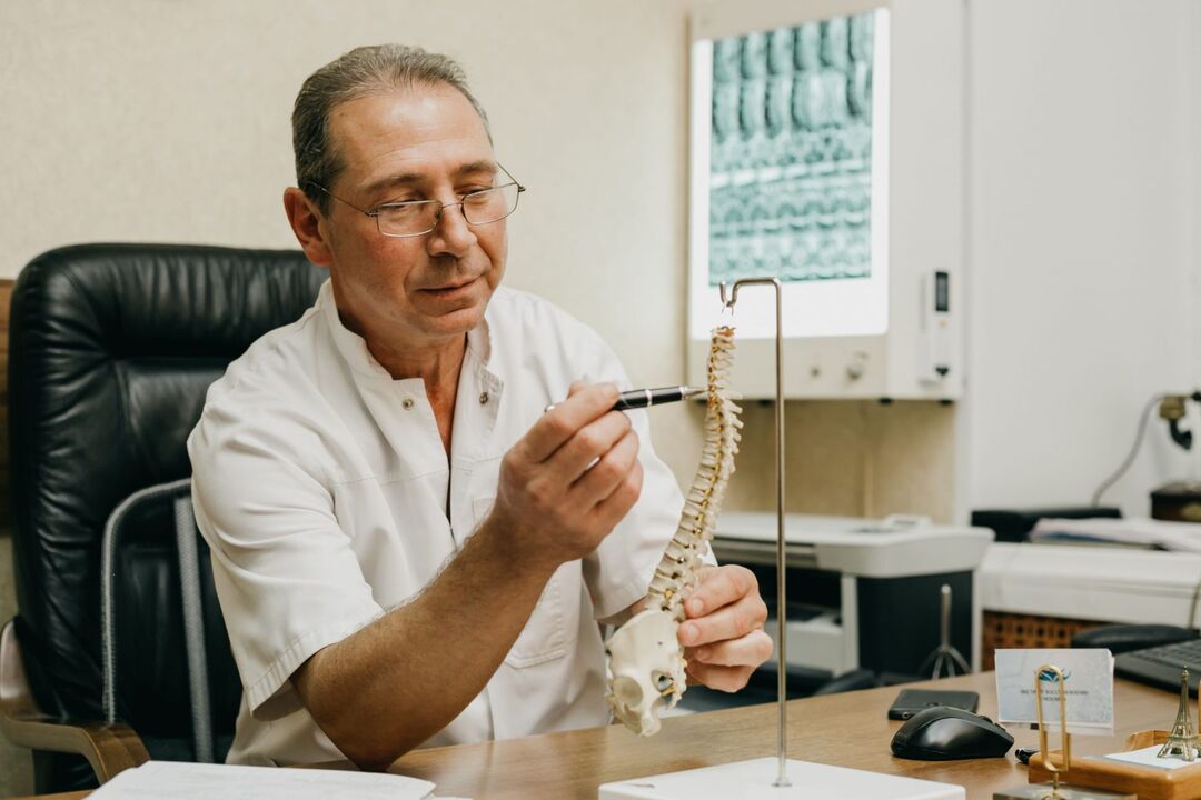 O Doutor explica as características do tratamento para a osteocondrose da columna torácica